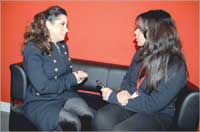 تتحدث للزميلة سماح جمال	 (تصوير كرم ذياب)