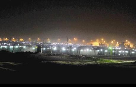 الخيام في البر ... متوهجة      	(تصوير موسى عياش)