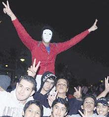 المقنع على الاكتاف