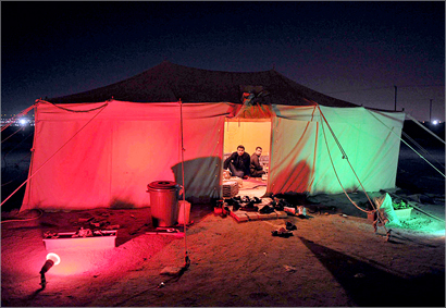 خيمة ملونة بعلم الكويت