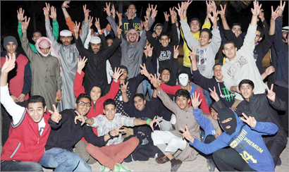 شباب يحتفلون ابتهاجا بالعام الجديد (تصوير طارق عز الدين)