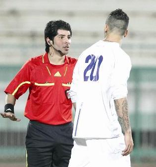 لاعب من الجهراء يعترض على قرار الحكم سعد الفضلي في لقاء القادسية والجهراء الاخير 	 (الأزرق دوت كوم)