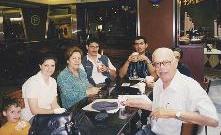 مع ابنه نواف وأحفاده