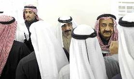 جاسم الخرافي والعم مصطفى بودي وانور الخرافي يتلقون التعازي
