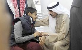 العم مصطفى بودي متحدثاً إلى صديق للمرحوم كان معه اثناء وقوع الحادث الأليم	(تصوير نايف العقلة)
