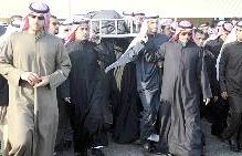 نعش الفقيد محمولاً على الاكتاف