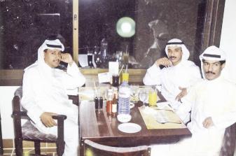 برفقة أصدقائه قبل الغزو بيوم واحد