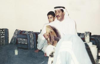 يدندن على العود