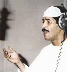 يسجل إحدى أغنياته