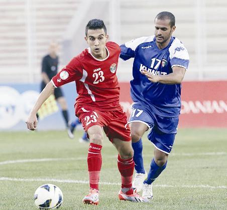 بدر المطوع في كرة مشتركة مع لاعب أردني	 (الأزرق دوت كوم)