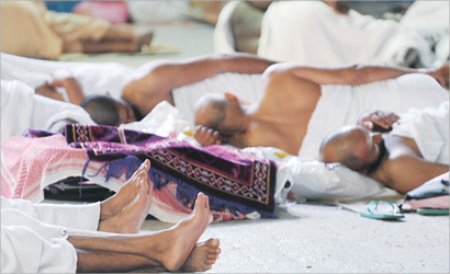 حجاج استلقوا على الأرض في الحرم المكي الشريف انتظاراً لصلاة الصبح أمس (أ ف ب)