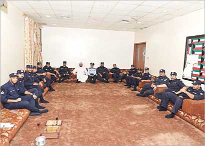 الزميل ناصر الفرحان متوسطاً الإطفائيين