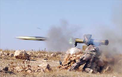 معارض يطلق صاروخاً على قوات النظام في ريف حماة الشرقي (رويترز)