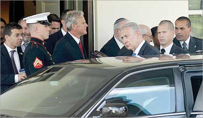 نتنياهو مغادراً البيت الأبيض بعد تناوله الغداء مع أوباما أول من أمس (ا ب)