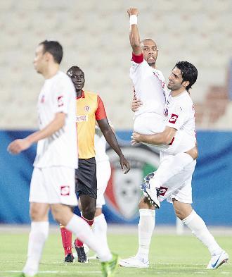 حسين بابا يحمل جراح العتيقي محتفلين بتسجيل هدف	 (الأزرق - دوت كوم)