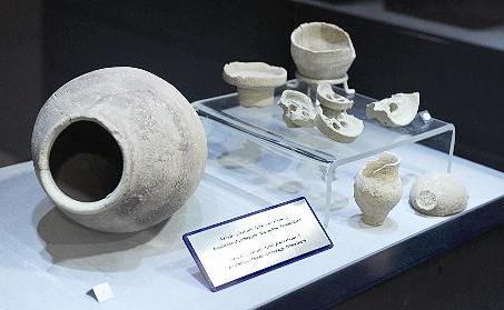قطع أثرية وجرار تعود لآلاف السنين