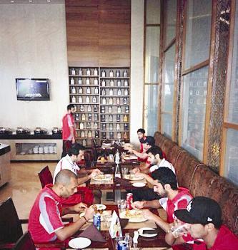 u0644u0627u0639u0628u0648 u0627u0644u0643u0648u064au062a u064au062au0646u0627u0648u0644u0648u0646 u0637u0639u0627u0645 u0627u0644u063au062fu0627u0621 u0641u064a u0641u0646u062fu0642 u0625u0642u0627u0645u062au0647u0645 u0641u064a u0643u0627u0644u0643u0648u062au0627r