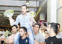 عيسى المرزوق محمولاً على الأكتاف	