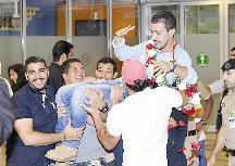 ... وأصدقاؤه يحيطون به ويحملونه