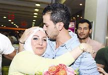 يقبّل رأس والدته	(تصوير زكريا عطية)