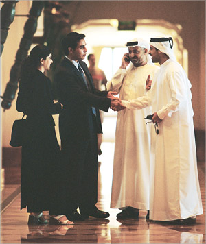 الكفاءات الأجنبية تواجه اغراءات لاستقطابها من دول الخليج