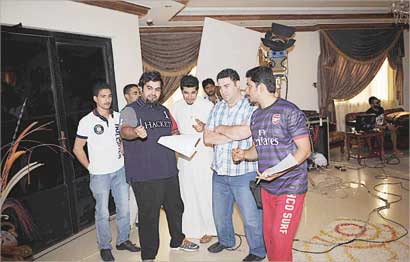 مناف عبدال يوجه الفنيين قبل بدء التصوير 