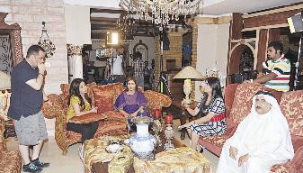 الهواري يستعد لتصوير مشهد جديد ويبدو أحمد مساعد وعبير أحمد وزهرة عرفات وشيماء علي