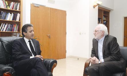 الدكتور غبريال غريب متحدثا للزميل وسام ابو حرفوش	(تصوير جوزف نخلة)