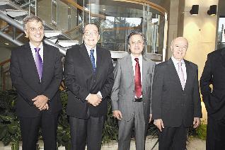 من اليمين: النقيب البستاني والدكتور غريب ومحمد المشنوق وشقيق المحتفى به الإعلامي سعيد غريب (تصوير جوزف نخلة)