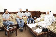 أعضاء فريق رحال يتحدثون للزميل ناصر الفرحان 	(تصوير كرم ذياب)