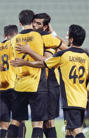 خالد القحطاني يتلقى التهاني من خالد ابراهيم والحشان (الازرق دوت كوم) 