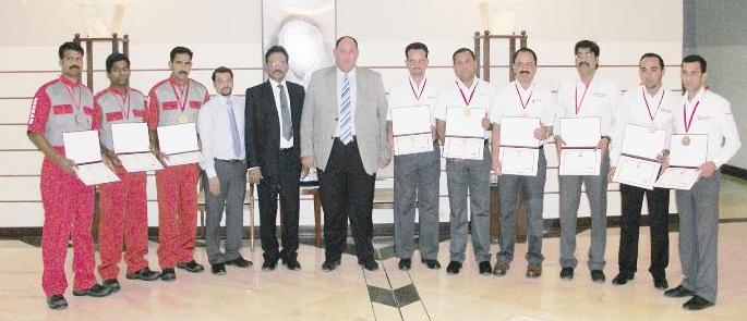 المشاركون يحملون شهاداتهم