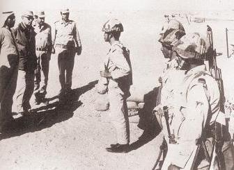 الأمير الراحل مع جنود القوة الكويتية في سيناء