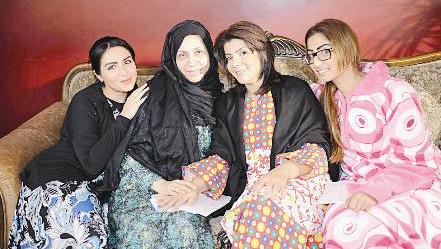 تتوسط زميلاتها المشاركات في «الين اليوم»