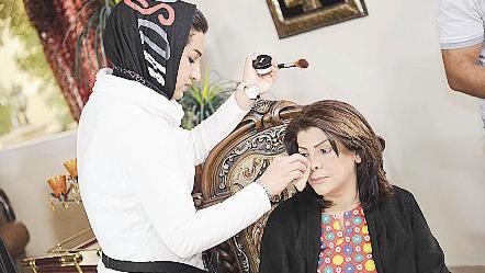 تضع الماكياج لتبدو في مرحلة متقدمة من العمر