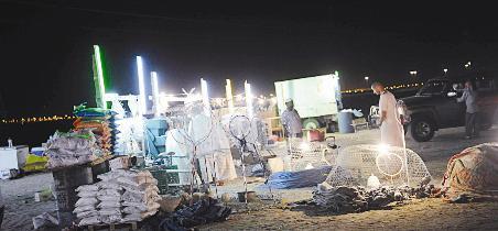 السوق الليلي... كل ما يحتاجه «القوانيص» 	(تصوير نايف العقلة)