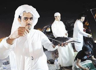 الزميل محمد صباح يعد الشبك لطرح الصقر