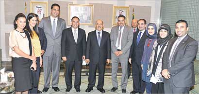 سمو الأمير متوسطاً مندوب الكويت لدى الأمم المتحدة وأعضاء المندوبية ... وبدا مدير مكتب سموه أحمد الفهد