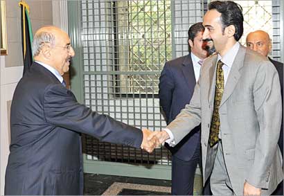 سمو الأمير مصافحاً العاملين في البعثة والديبلوماسيين والمتدربين بحضور السفير أحمد الفهد والمستشار محمد أبوالحسن والشيخ خالد العبدالله