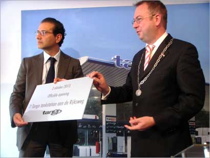 عزام المطوع وأحد المسؤولين الهولنديين