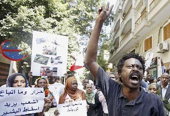 متظاهرون في الخرطوم	(أ ف ب)