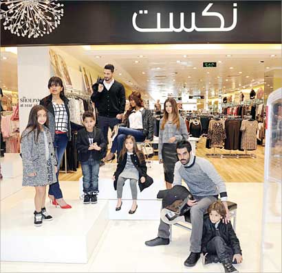 المشاركون في المعرض... ولقطة جماعية	 (تصوير نايف العقلة)