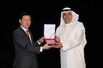 تشونج يونج تشول يقدم درعا تذكارية لليوحة