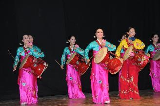 ... ورقصة «الجانغو» 	(تصوير أسعد عبدالله)