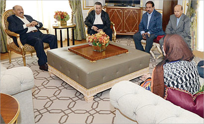 سمو الأمير والوفد المرافق لدى زيارته رئيس غرفة التجارة والصناعة علي الغانم وزوجته الدكتورة فايزة الخرافي في نيويورك