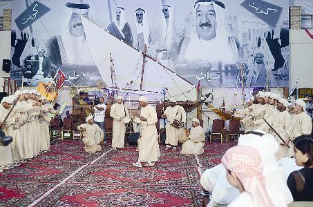 فرقة الصقور العمانية    			(تصوير أسعد عبد الله)