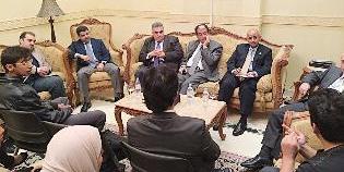 الحجرف خلال لقائه طلبة الكويت في فرنسا