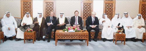 عمدة لندن متوسطاً كبار الضيوف في ديوان الشايع (تصوير أسعد عبدالله)