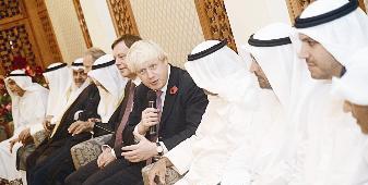 جونسون متحدثاً على مسمع محافظ البنك المركزي الدكتور محمد الهاشل