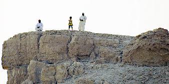 متابعة من فوق الصخور